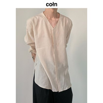 The original method of winning the cream with the V-neck design shirt can also be very gentle.