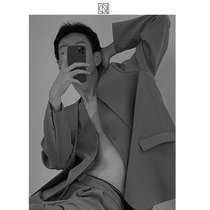 COLN Wind is already starting to have a taste of spring how come you havent put on a no collar suit waistcoat suit?