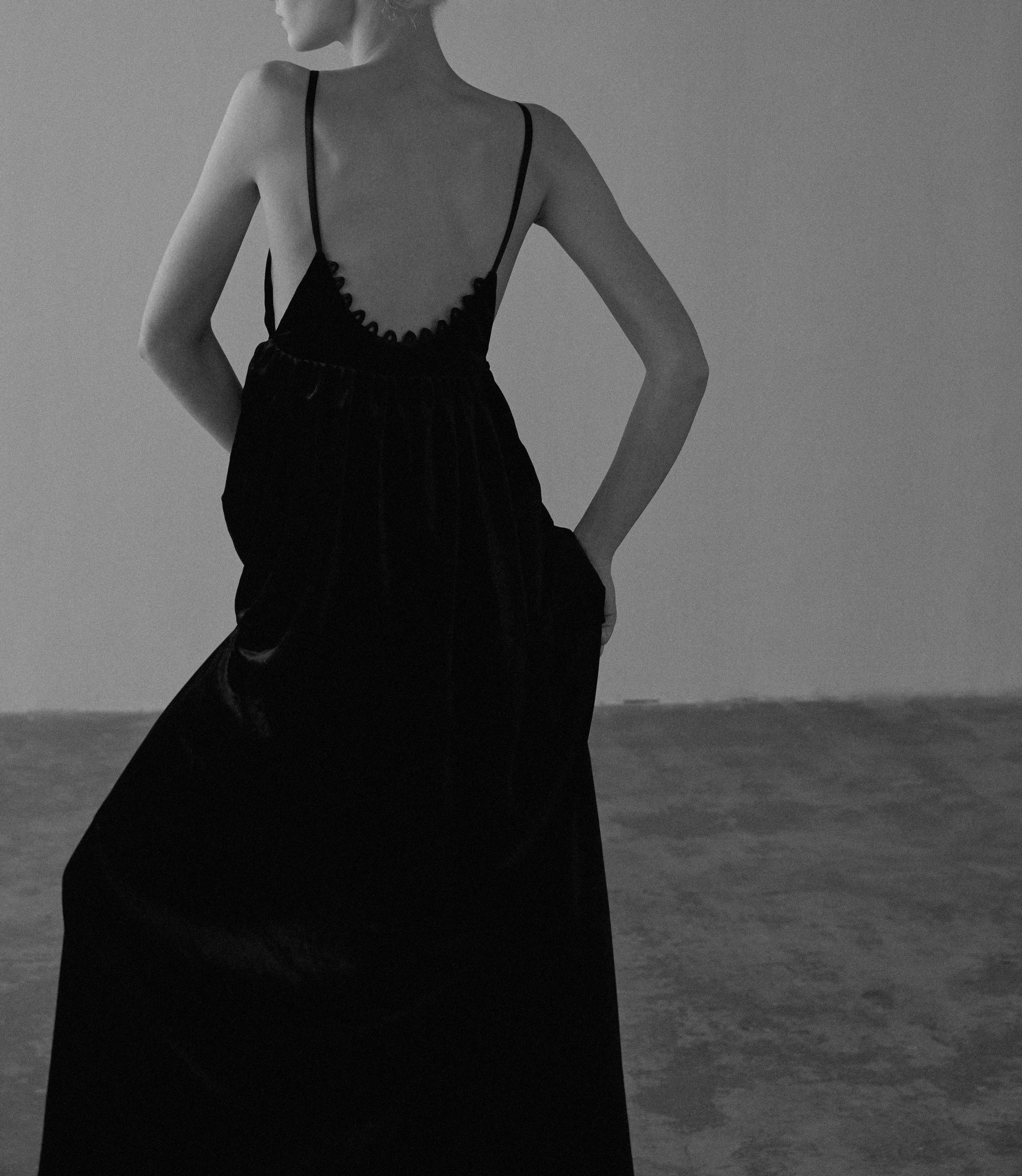 circulation | elegy | 神秘黑丝绒 宽松吊带连衣裙