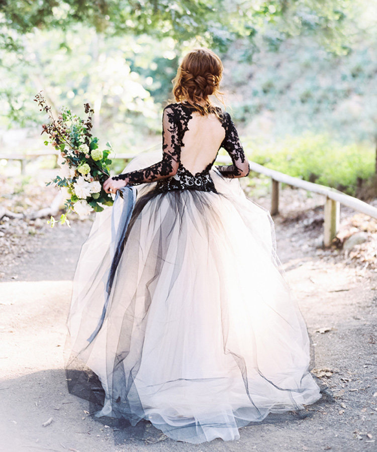 深v领长袖露背蕾丝梦幻蓬蓬裙森系新娘户外草坪海滩旅拍黑色婚纱_7折