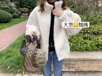Spot richest bear hidden in winter all things began to hibernate small warm bear fashionable small lapel sheep cut wool plush