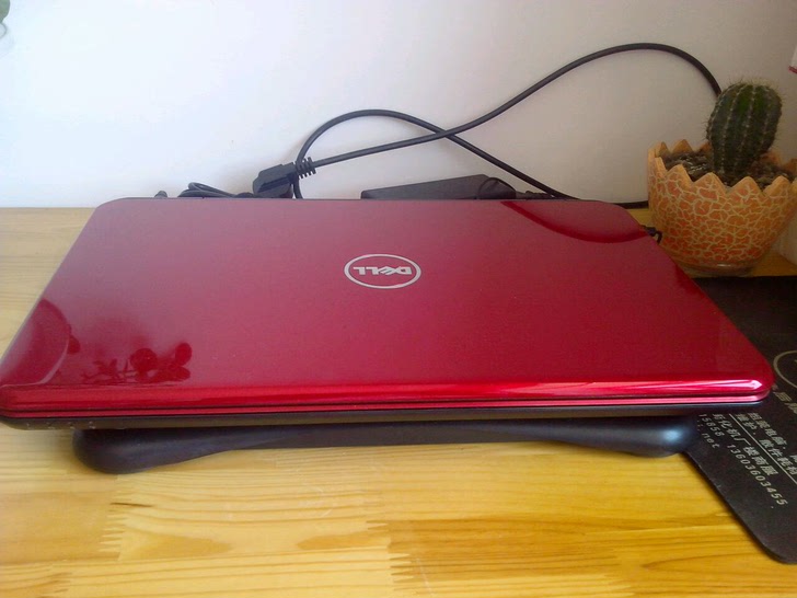 红色戴尔笔记本电脑