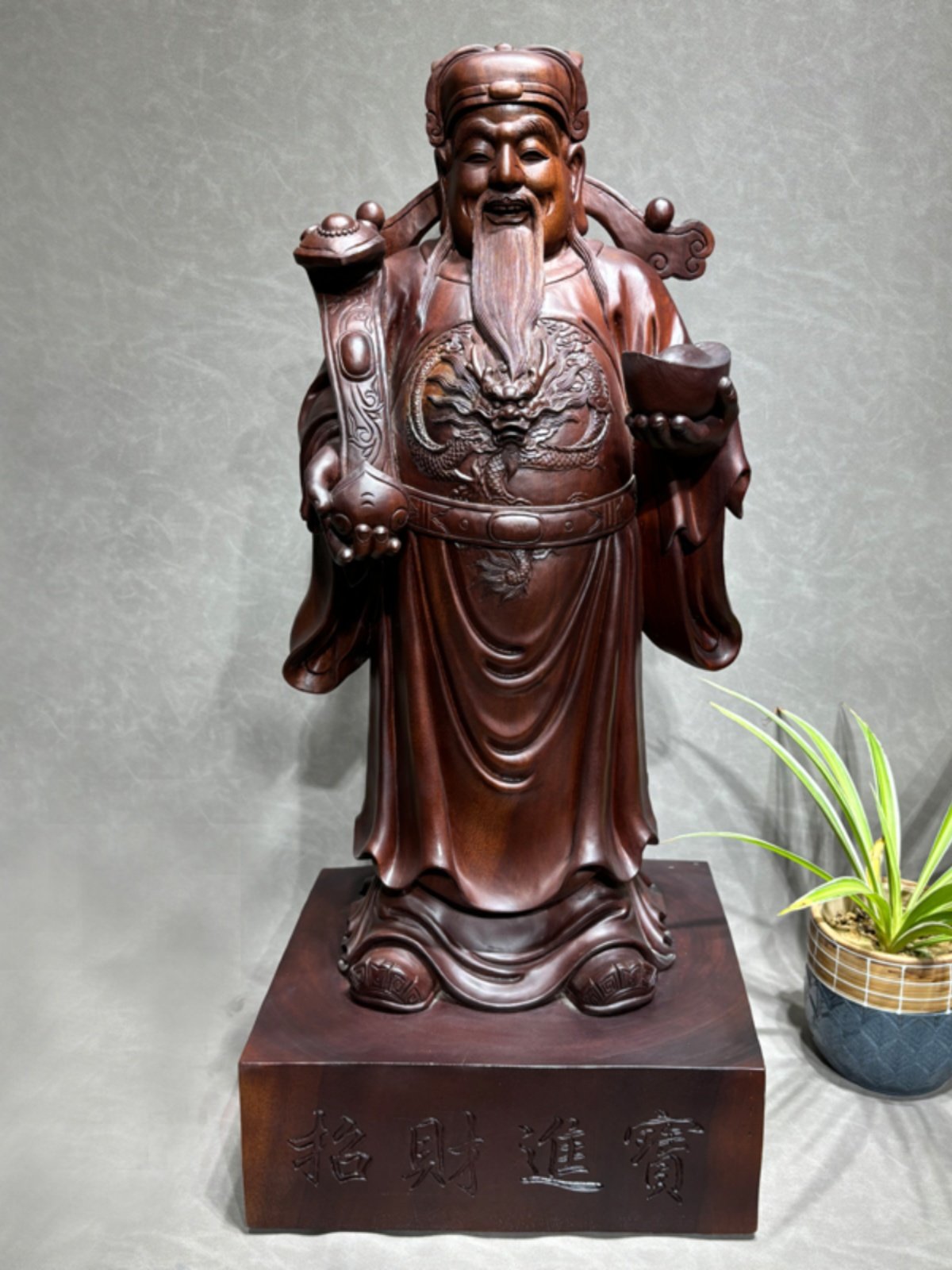 玄关摆件有讲究,红花梨木财神像提升居家氛围✨