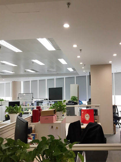 베이징 프로젝트 본격적인 전기 롤러 블라인드 투명 및 열 단열 사무실 블라인드는 무료 설치를 위해 인쇄 패턴으로 인쇄 할 수 있습니다. 베이징 프로젝트 본격적인 전기 롤러 블라인드 투명 및 열 단열 사무실 블라인드는 무료 설치를 위해 인쇄 패턴으로 인쇄 할 수 있습니다.