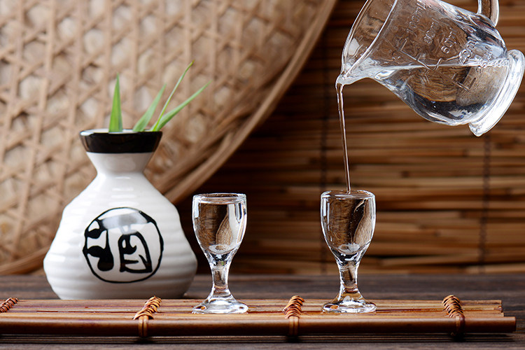 喝白酒需干杯吗偷偷告诉你白酒需品