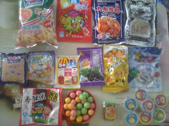 那时候好像幸福很简单,等着下课铃声响了,就开始跑到小卖部.