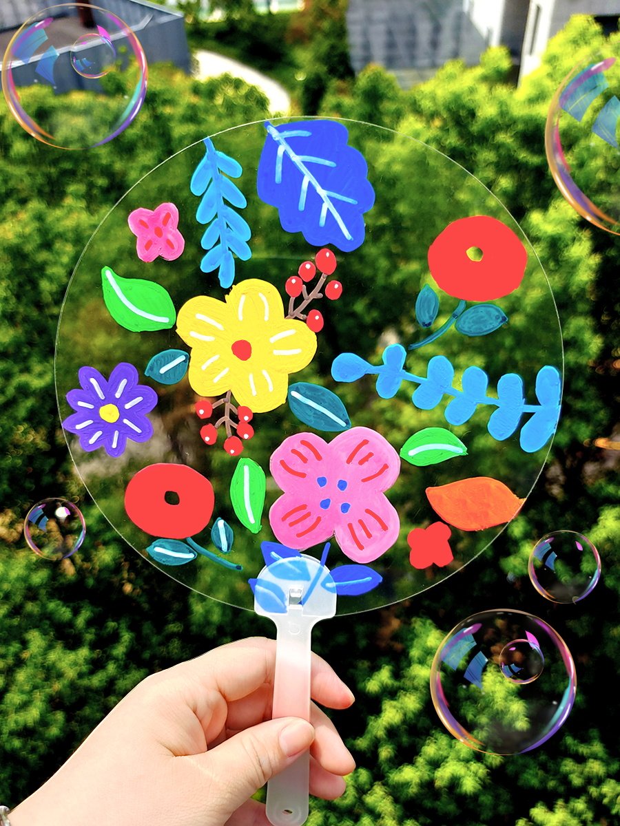 别的小朋友都拿出了五颜六色的成品,我家娃却盯着空白塑料扇子发愣