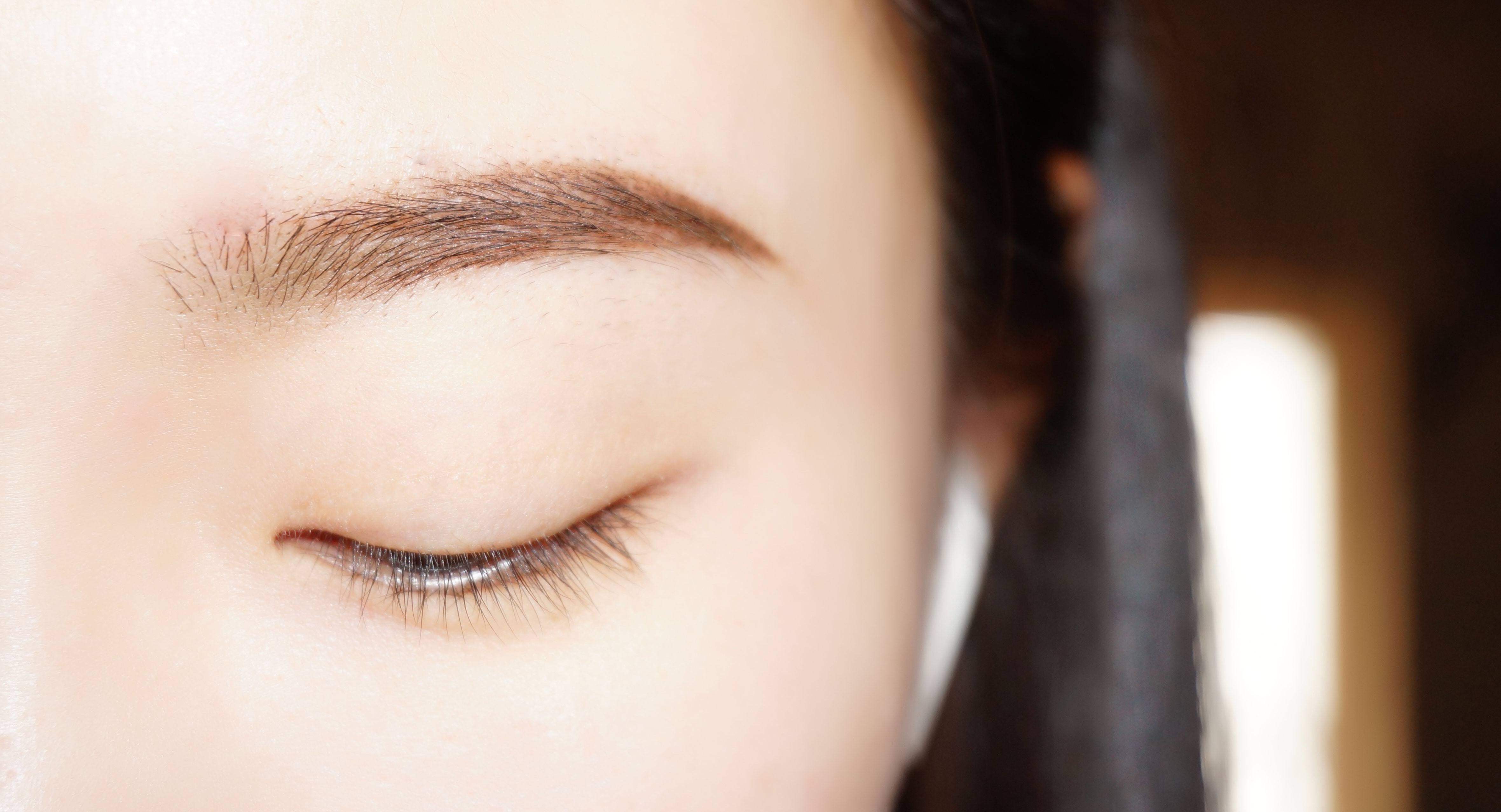 别再只知道烟雾眉,当下流行"混血眉"!