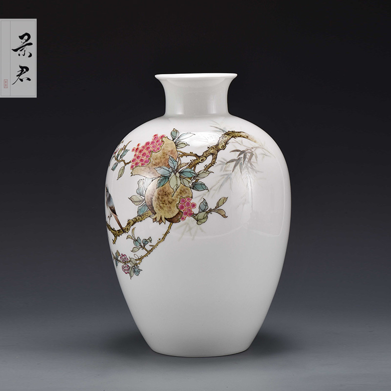 Jingdezhen ceramics by hand China wind restoring ancient ways is the sitting room flower vase furnishing articles of Chinese style decoration decoration process