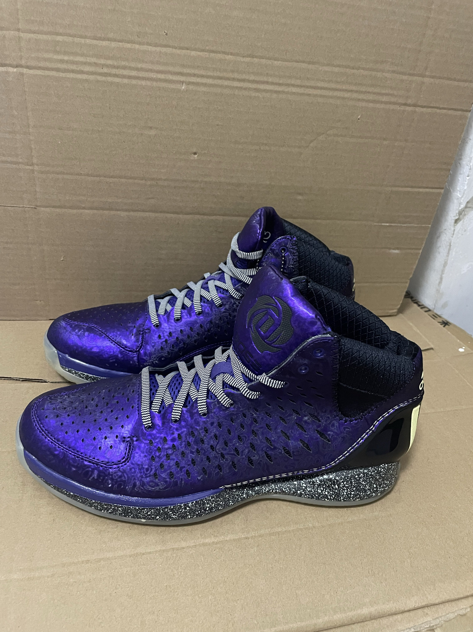 稀有adidas rose 3 圣诞夜光 罗斯30 篮球鞋 g59648