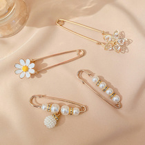 Anti-light waist artifact Daisy pin brooch buckle tightening waist to change small fixed clothes waist skirt autumn and winter
