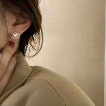 (White Tea) Original zircon earrings 2020 new autumn and winter temperament net red foreign personality simple cold wind