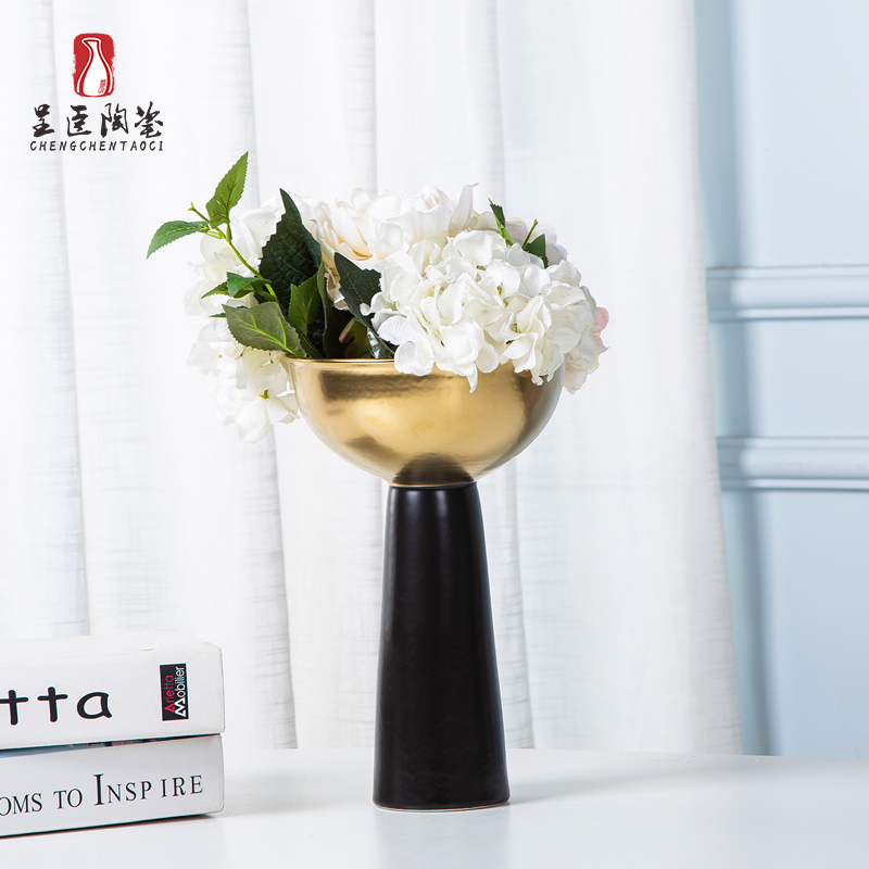 Jingdezhen ceramic vases, the sitting room porch decoration to the hotel rich ancient frame art porcelain vases black metal furnishing articles