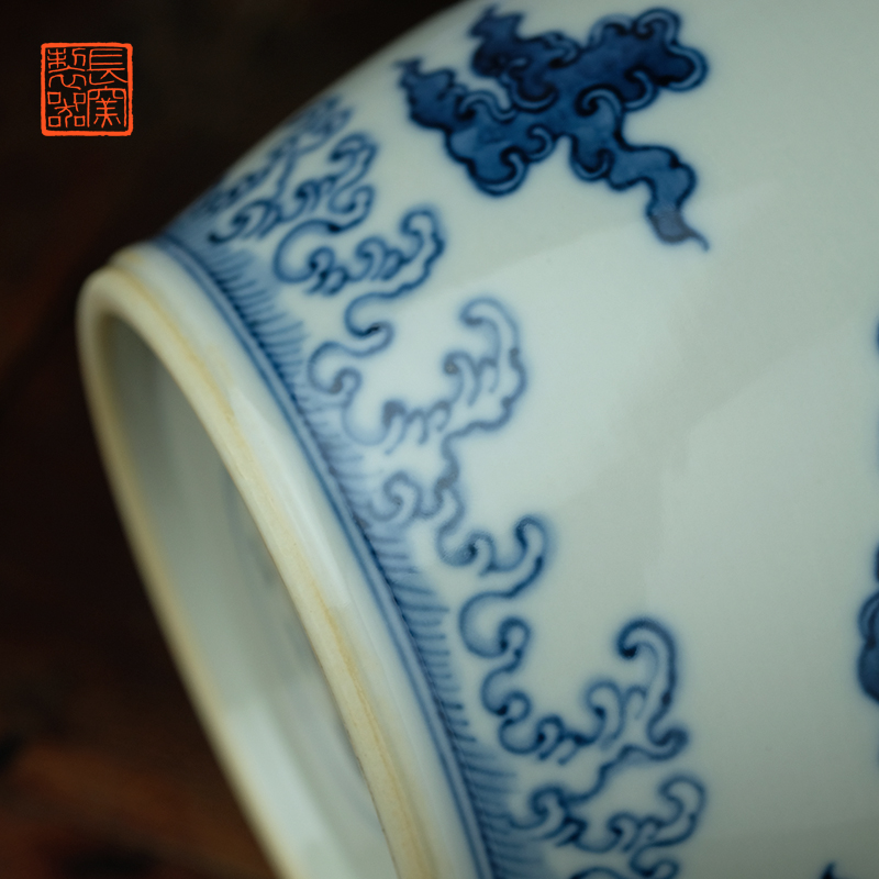 Offered home - cooked ju long blue and white shoulder length up the controller satisfied water bottles of jingdezhen dragon the lantern manually place vase