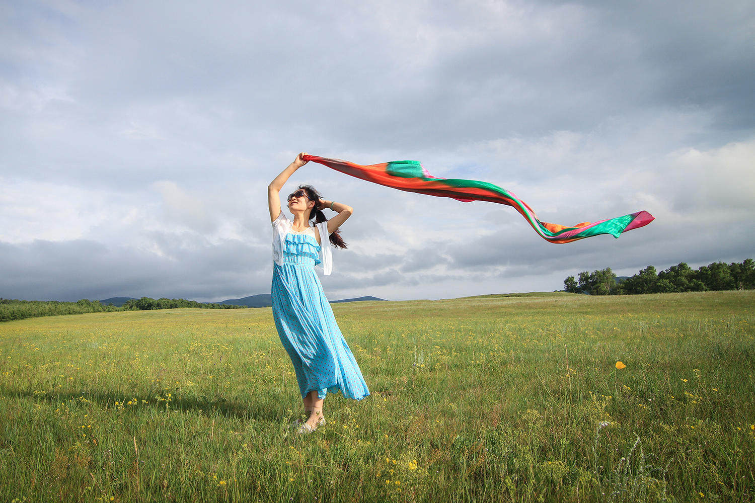 秋风起兮,让丝巾随风飘扬