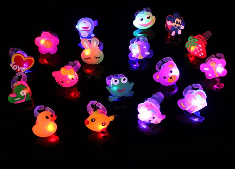 晚上摆摊玩具街边亮光地推发光小儿童发夹闪光道具戒指手电筒公园