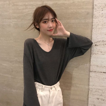 Loose V neck long sleeve T-shirt spring black base shirt Korean spring and autumn Hong Kong style female 2021 new white coat tide