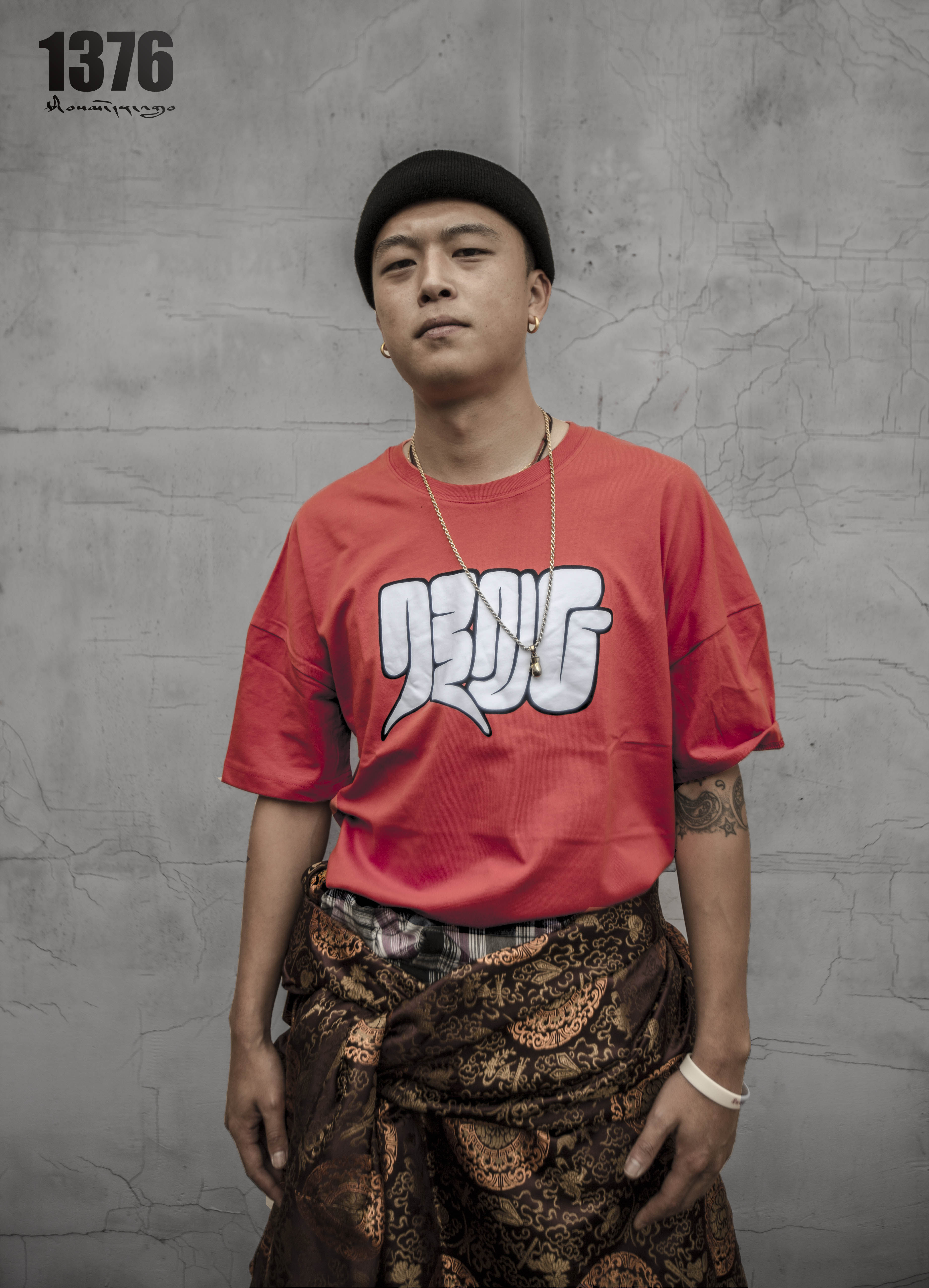 1376藏文泡泡字 桔色涂鸦短t 藏区街头