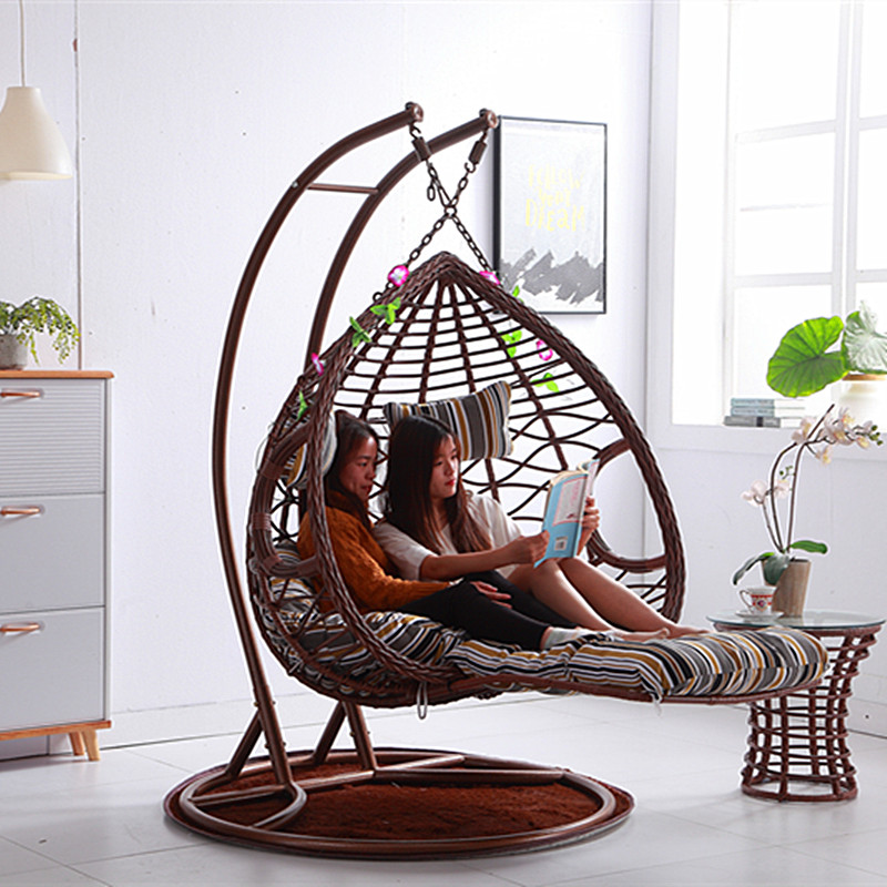 Swinging wicker chair