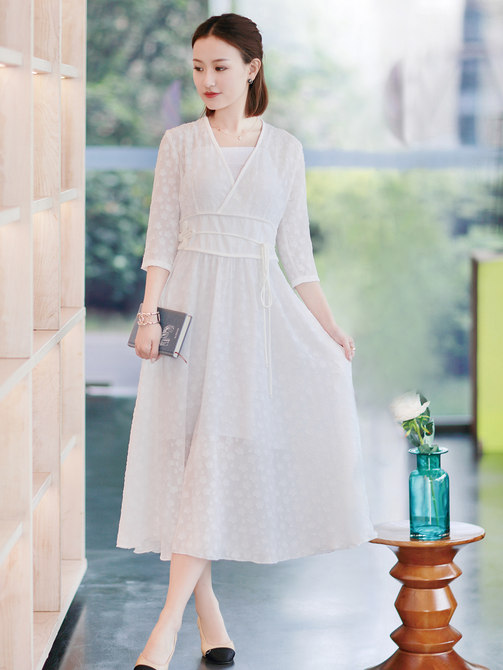 绣着莹洁无点尘的花瓣窄边斜襟和束腰,婆娑得,点缀着一袭素净的晶光