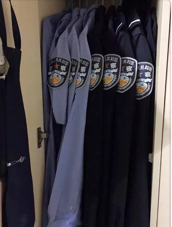 衣服安静地挂在衣柜裏,不会牀头一件牀尾一件.