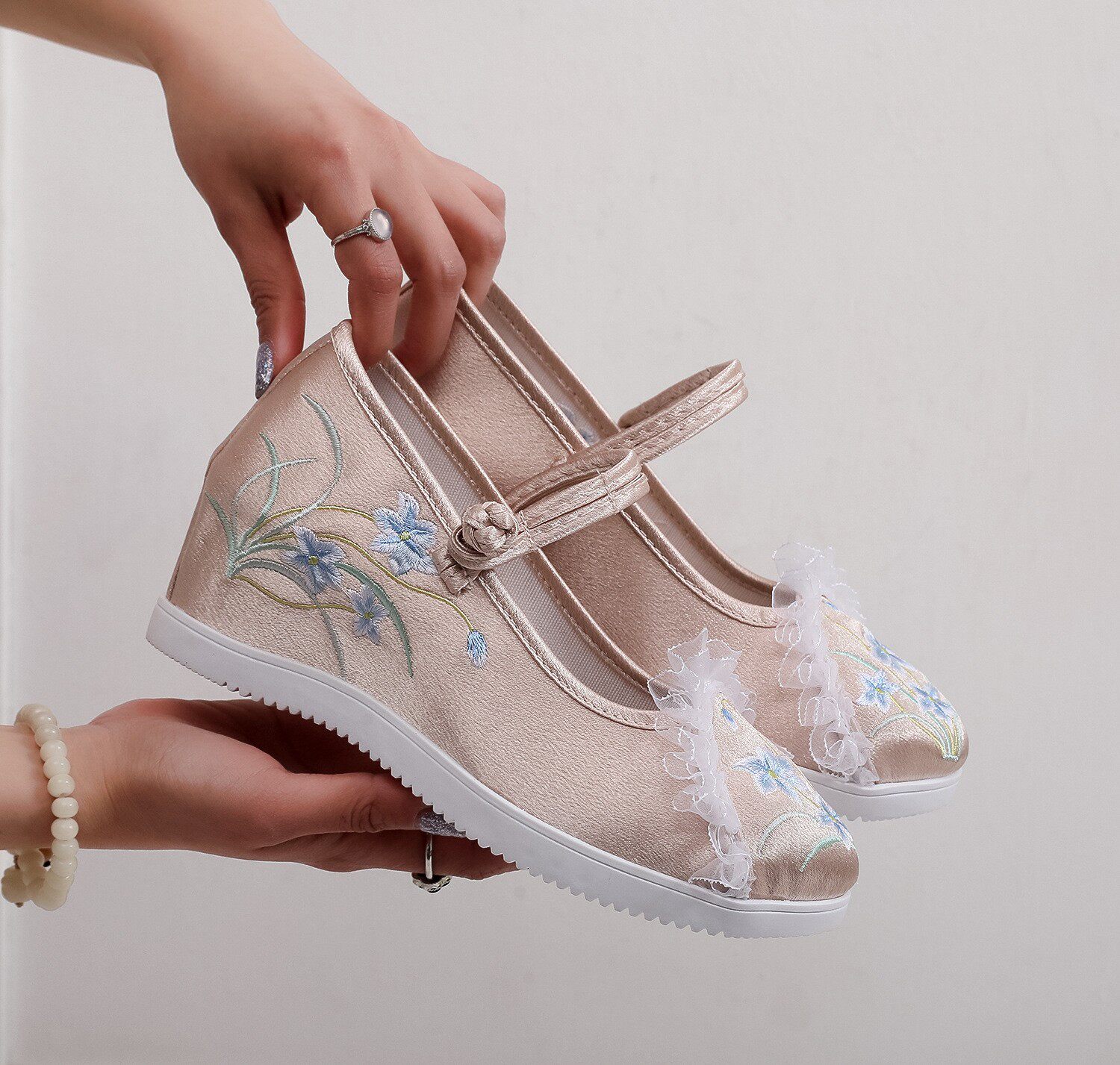 汉服鞋女高坡跟圆头搭扣布鞋古风古装绣花鞋复古茶艺配旗袍白布鞋