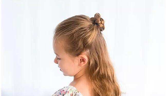 头发上可以搭配小公主的衣服扎上同色系的小花,看上去非常简单,但是