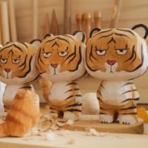 OHE2022 Tiger Year Wood Sculpture Healing Ensemble Small Tiger Tabletop Pendulum with cute handmade auspicious fortune and decoration gift