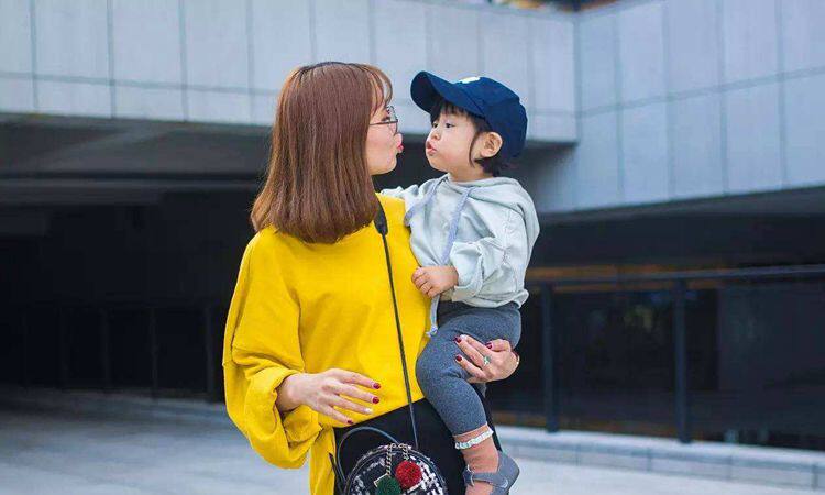 潮流辣妈这样带孩子,宝宝既时尚又健康!