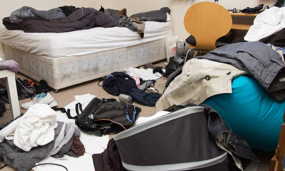 杂乱无章的卧室你根本不想收拾,因为即使再收拾也不是自己的家,索性