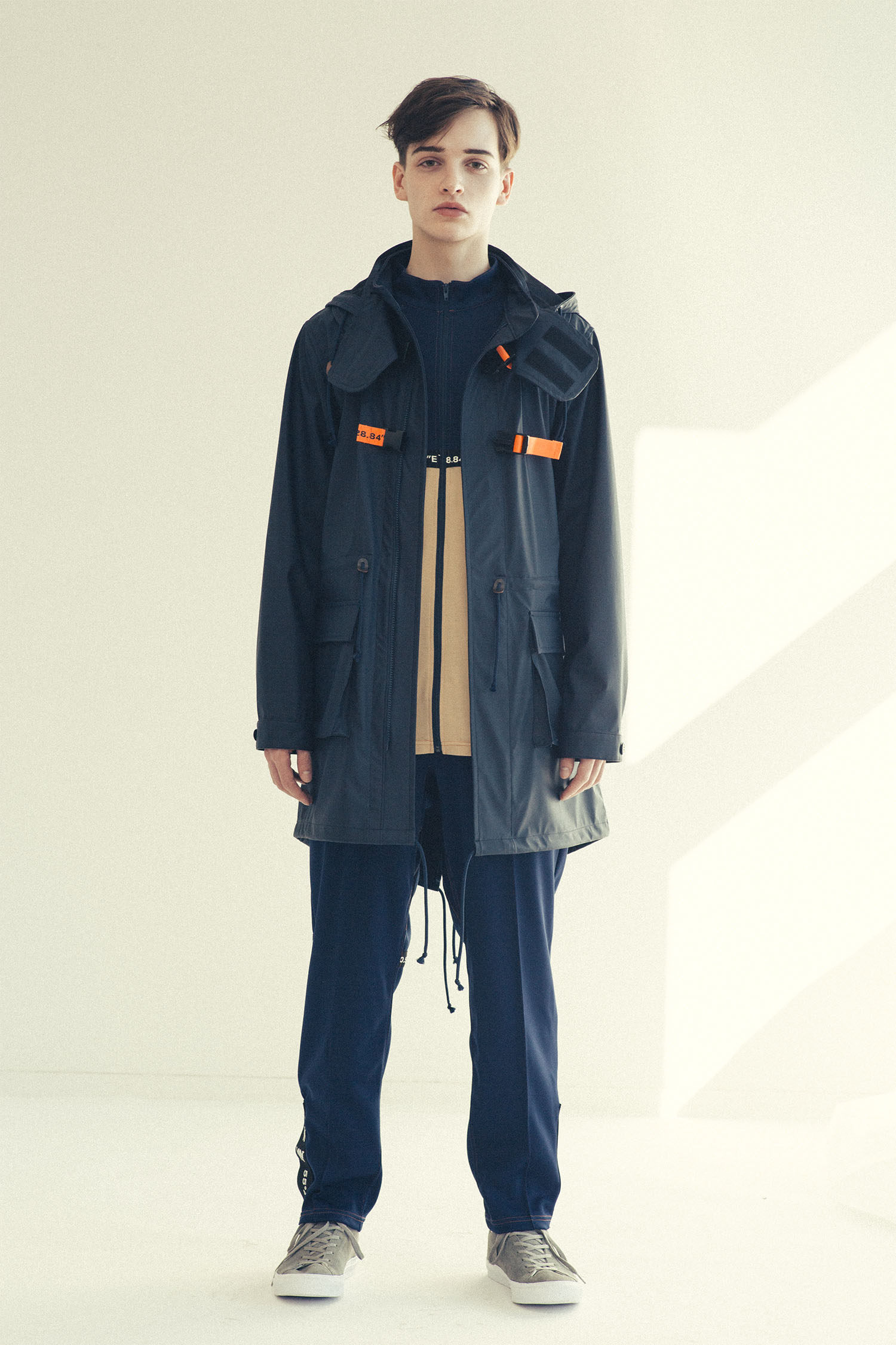 日系工装风的服装总是带着几分中性味道,低饱和度的配色搭配简洁的