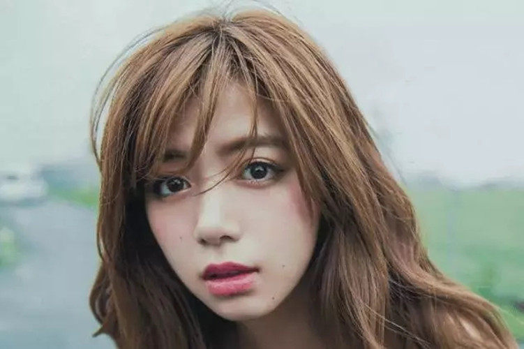 打造混血脸的关键之一就是平行双眼皮.