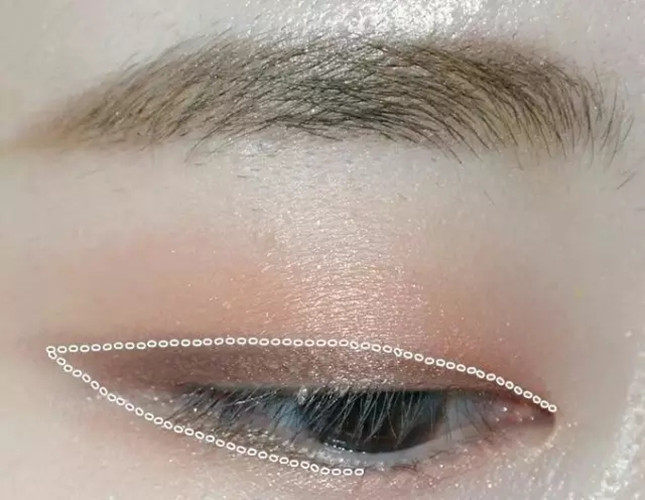 step4:眼尾的三角区及下眼睑的前段和后端用棕色眼影再次晕染.