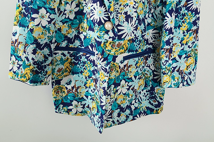 Dòng cám dỗ mùa xuân và mùa thu quần áo phụ nữ mới truy cập cổ phiếu in ấn retro tự tu luyện tính khí phù hợp với tất cả các bộ đồ giản dị phù hợp với áo khoác ngắn - Áo khoác ngắn
