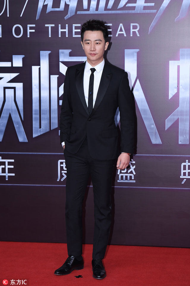 黄轩穿经典黑白配,简约儒雅,体型偏瘦的男生在选择西装领型及领带时