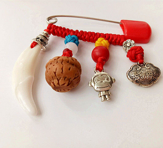 宝宝婴幼儿童辟邪压惊安全别针生肖狗牙桃核雕刻桃篮挂件藏银包邮