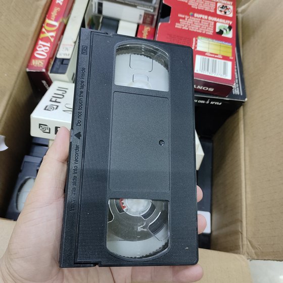 중고 오래된 비디오 테이프에 사용 된 중고 VHS 테이프는 장식 소품으로 판매되었습니다. 중고 오래된 비디오 테이프에 사용 된 중고 VHS 테이프는 장식 소품으로 판매되었습니다.