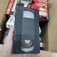 중고 오래된 비디오 테이프에 사용 된 중고 VHS 테이프는 장식 소품으로 판매되었습니다. 중고 오래된 비디오 테이프에 사용 된 중고 VHS 테이프는 장식 소품으로 판매되었습니다.