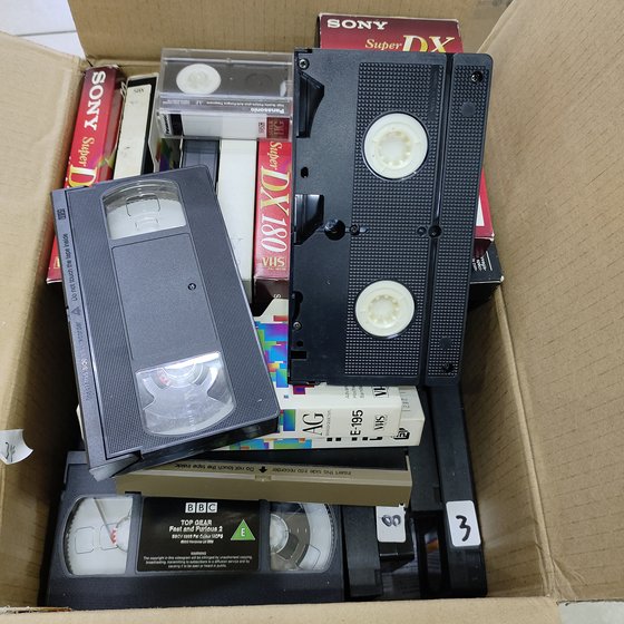 중고 오래된 비디오 테이프에 사용 된 중고 VHS 테이프는 장식 소품으로 판매되었습니다. 중고 오래된 비디오 테이프에 사용 된 중고 VHS 테이프는 장식 소품으로 판매되었습니다.
