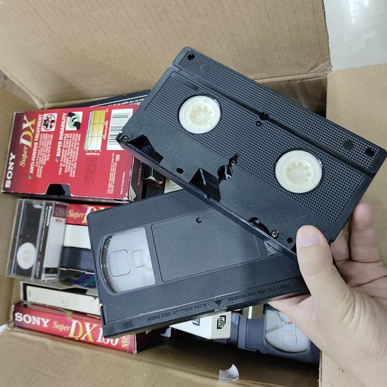 중고 오래된 비디오 테이프에 사용 된 중고 VHS 테이프는 장식 소품으로 판매되었습니다. 중고 오래된 비디오 테이프에 사용 된 중고 VHS 테이프는 장식 소품으로 판매되었습니다.