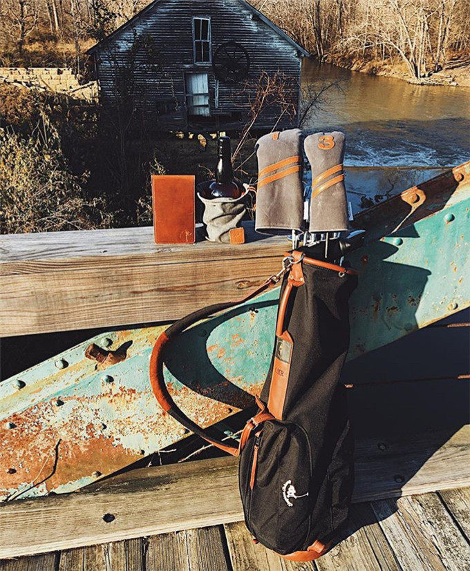 tada~ 走进matt reynolds的工作室, 厚重的皮物散发着古旧苍凉的气息