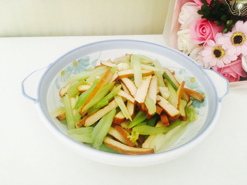 这道醋溜芹菜香豆乾,也是一道非常家常的菜, 做起来非常的简单