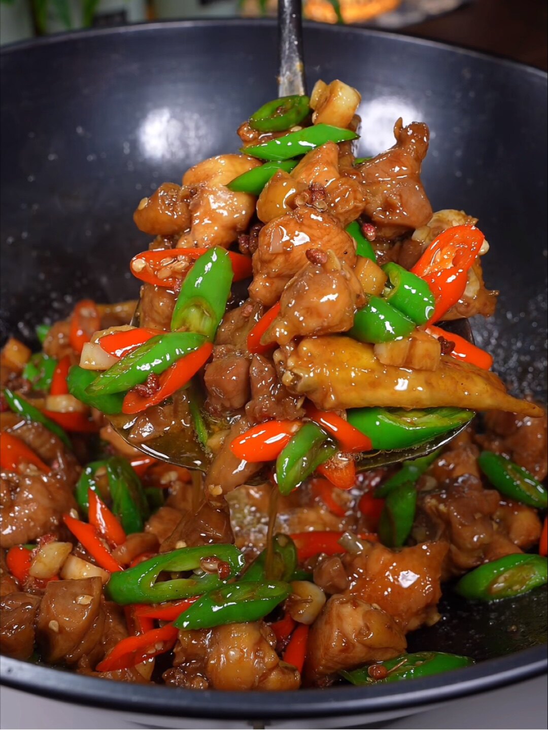 快过年了,年夜饭的餐桌上一定少不了这个爆炒尖椒鸡,香辣开胃特别好吃