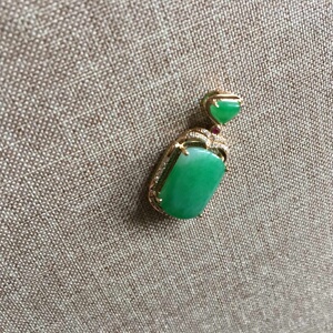 (已结缘)翡翠a货 满绿马鞍戒面 吊坠 18k金原创设计