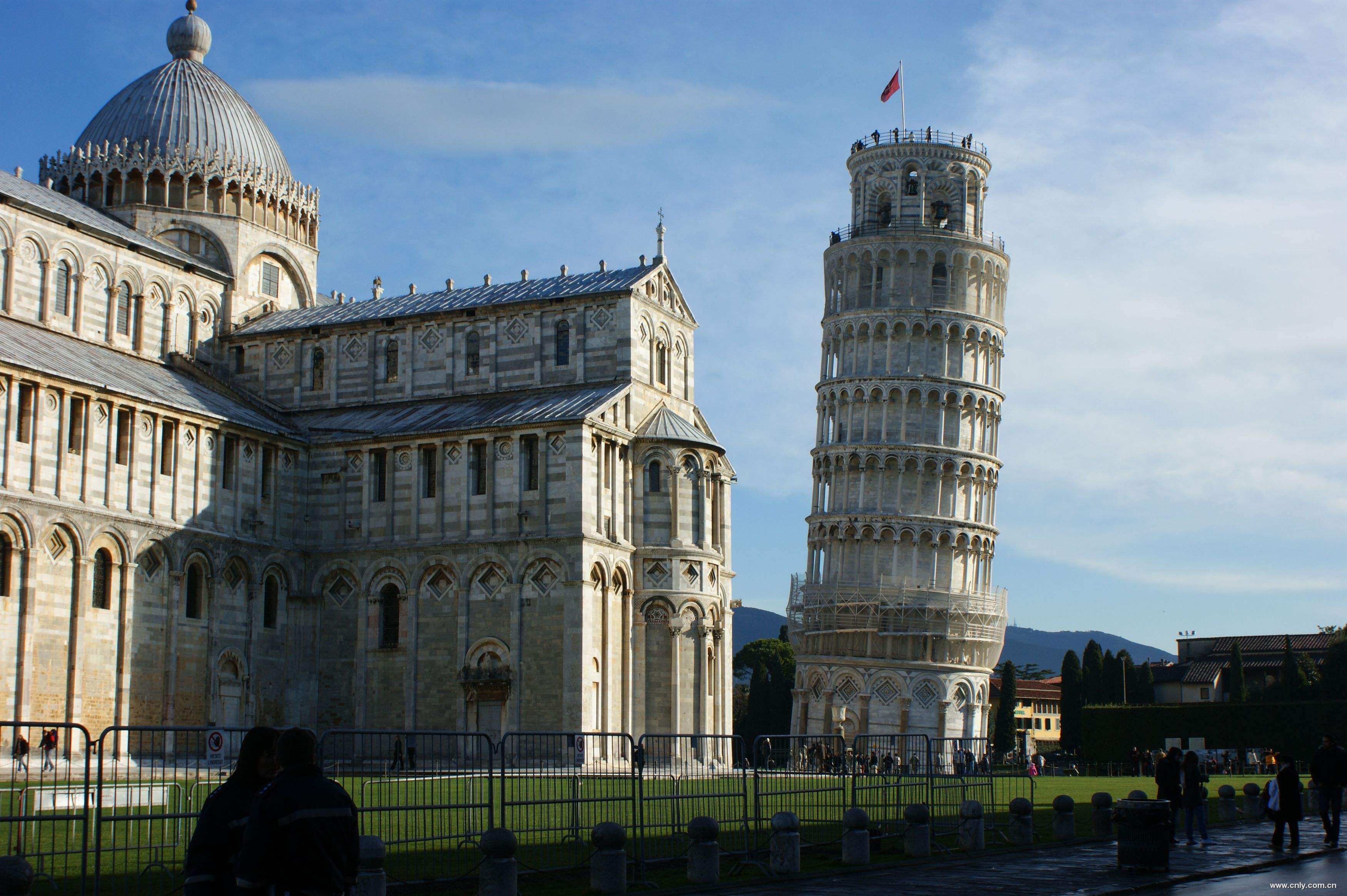 torre pendente di pisa或torre di pisa,英语:leaning tower of pisa