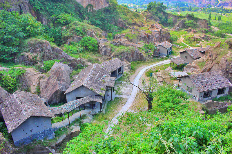 羊山石城位于绍兴市齐贤镇,从古代越国始这里就成为了采石城,奇石