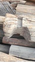 The old elm beams are 30cm thick. The old elm beams collected from the demolition of the landlords house are retro furniture and buildings.