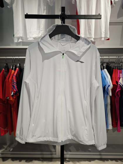 Li Ning Sports Windbreaker 남자 2024 여름 새로운 스타일의 조명 및 빠른 건조 아이스 페이닝 편안한 선 스크린 AFDU163 Li Ning Sports Windbreaker 남자 2024 여름 새로운 스타일의 조명 및 빠른 건조 아이스 페이닝 편안한 선 스크린 AFDU163