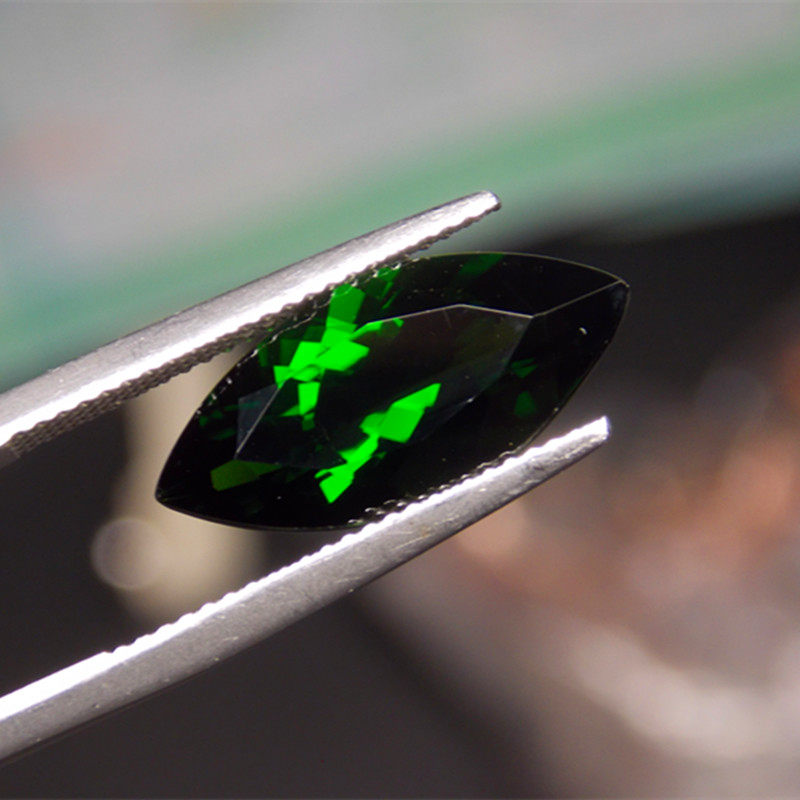天然俄罗斯铬透辉石5.9克拉裸石尺寸8.8*18.7mm马眼净度if彩宝石