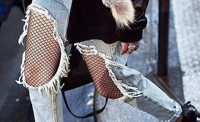 破洞牛仔裤配网袜,这种时尚你敢尝试吗?